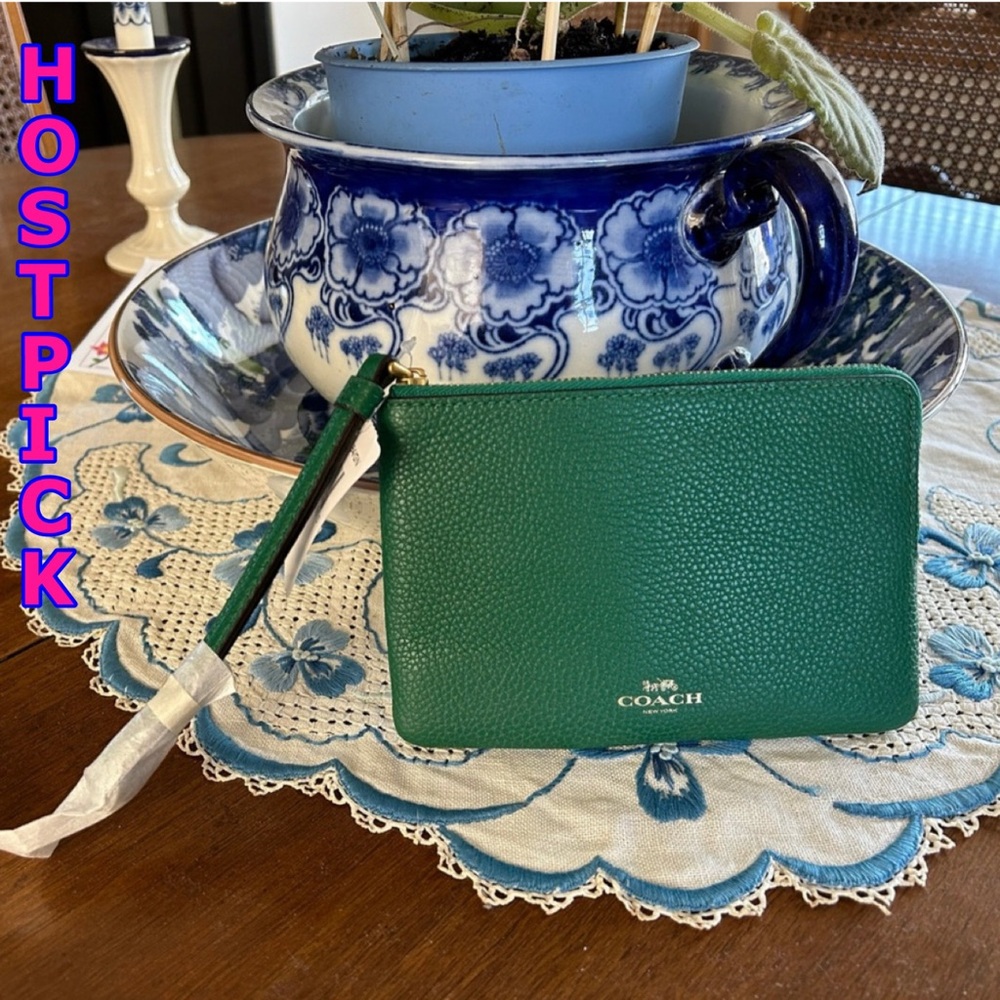 NWT COACH WRISTLET-Pebble leather-Beautiful Green!